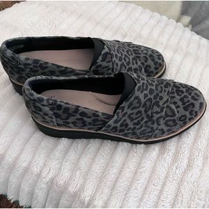 Like new cute Clarks slip-ons
